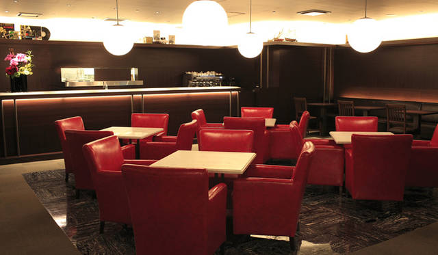 あらたにオープンしたダイニング、rejiig(リジーグ)。テーブルの間隔をゆったりととった42席は、重厚なインテリアでまとめられている。