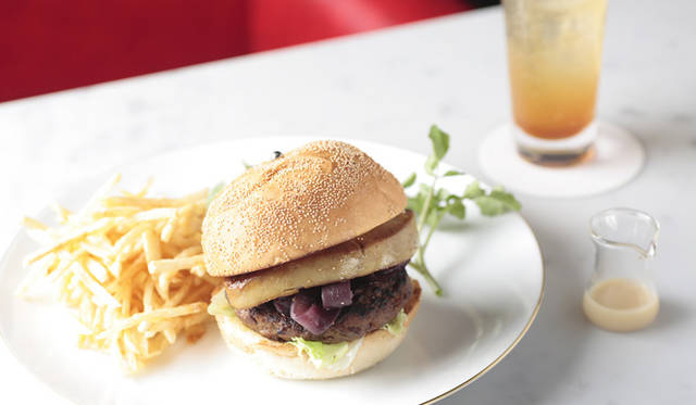 早くも話題のフォアグラバーガーは、フォアグラのコクにあわせビーフのパテにはつなぎを使わず、赤ワイン、ポルト、赤ワインビネガーでコンポートしたオニオンをソース替わりに使う、というこだわりよう。ジンジャーエールに添えられているのはショウガの絞り汁。