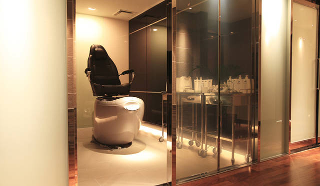 豊富なメニューがそろうスパは、施術にあわせてマシンも多様。写真のフットスパ用のイスはまるで「王様のイス」。セラピストたちによるマッサージで夢見心地に。