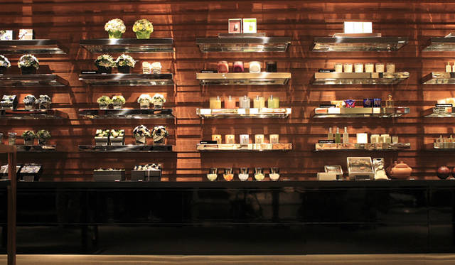 フラワーアレンジメントとキャンドルが鎮座する、ホーム アラウンドのカテゴリー。ルームフレグランスではロレンツォ・ヴィロレッツィやガンティエなど、メンズ館1階の香りとコーディネート可能なアイテムも。