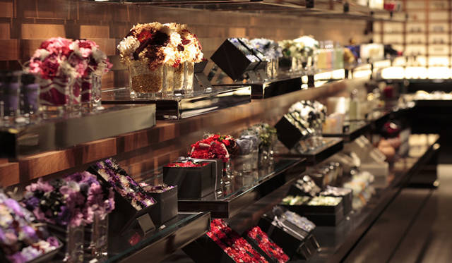 生花もプリザーブドもともにボックスアレンジメントで話題のニコライ・バーグマン。バーカウンターでのオーダーサービスにも人気が集まっている。