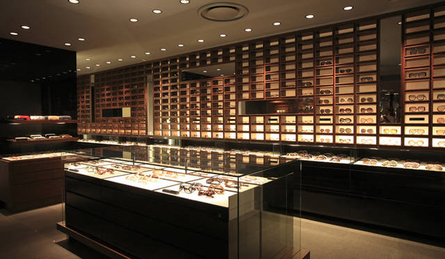 大盛況の壁一面を埋め尽くすサングラスのギャラリー。ここではサングラスとリーディンググラスに焦点を絞った構成となっている。