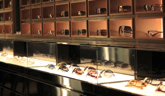 サングラスでは、トム フォードが人気。同ブランドを含め、デザイン性に優れたサングラスとリーディンググラスが豊富にそろう。