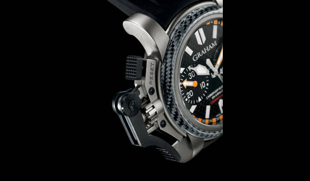　グラハム独自のファストアクションレバーの採用により、グローブを着けたままでもスタート／ストップの簡易操作が可能。チタン素材にブラックPVDコートを施した精悍なルックスも魅力だ。「クロノファイター・オーバーサイズ・コマンダー」