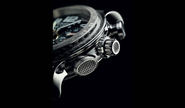 　リューズ＆プッシュボタンのヘッド部分には、スリップ防止用のグリッドパターンを刻む。「グランド・シルバーストーン・ラフィールド」