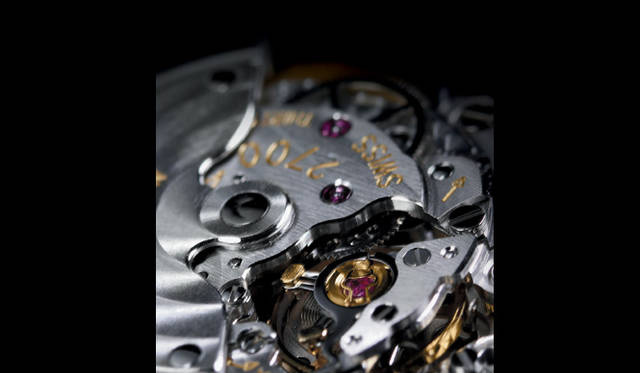 <strong>GIRARD-PERREGAUX｜ジラール・ペルゴ</strong>レディスモデル用に新規設計された「Cal.GP2700」。丁寧に面取りされた美しいパーツの1点1点がマニュファクチュールの実力を物語る。