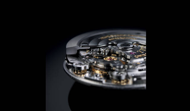 <strong>GIRARD-PERREGAUX｜ジラール・ペルゴ</strong>「Cal.GP2700」は同社製機械式ムーブメントで最小サイズのコンパクト化がはかられているが、自動巻き上げ機構の搭載や、毎秒8ビートの振動数など、機能面の実用性は保たれている。