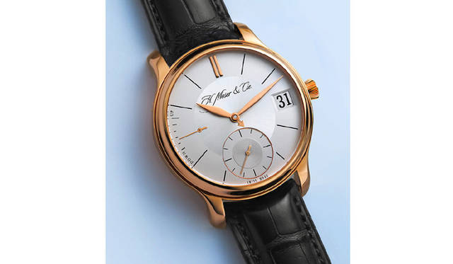 <b>H.MOSER & CIE｜H．モーザー</b>　パーペチュアルカレンダーを搭載しながら、通常の時計のように3時位置のカウンターでデイトを表示。月の変わり目を迎えると、暦どおりに翌月の１日にディスクがスライドする。モーザー パーペチュアル1　