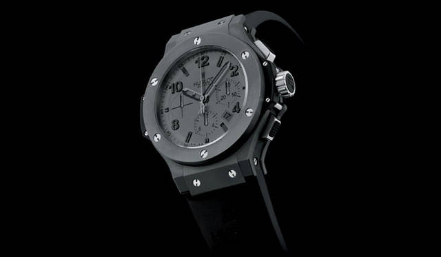 <strong>ウブロ｜HUBLOT</strong> ケースにマイクロブラスト加工が施された「ウブロ／ビッグ・バン タンタルマット」。微粒子を圧縮空気で吹き付けることで、ラグジュアリーなマット仕上げが実現されている。