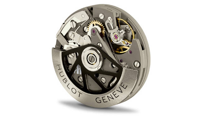 <strong>ウブロ｜HUBLOT</strong> 「マグ・バン」に搭載されている「Cal.HUB 44」。マグ・バンのケースとべゼルに使用されている「ウブロニウム」（マグネシウムとアルミニウムの合金）をムーブメントの一部（プレートやブリッジ）に使用している。