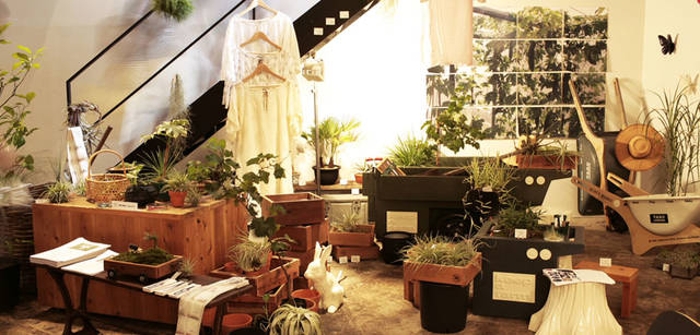 「yard & gel chop」によるインスタレーション。植物と農業をテーマにした「gel chop」の新作の組み合わせは新鮮。