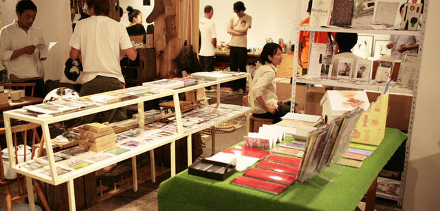 「ユトレヒト」は江口さんもブースに立って活躍。NIEVESの本も展示。