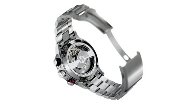 <strong>ハミルトン｜Hamilton</strong>　(「カーキ・タキマイラー」の裏ブタ。自動巻きクロノグラフの名機「ETA7750」を搭載しており、スケルトン化されたシースルーバックから、その精緻な動きを鑑賞することができる。