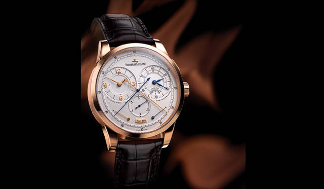  デュオメトル・クロノグラフ。中央のゴールドの針で時刻用の秒表示、同じく中央のブルースチール針でクロノグラフ用の秒計測を行う。7時位置のゴールド針で時刻用パワーリザーブ表示、5時位置のブルースチール針でクロノグラフ用のパワリザーブ表示。6時位置にはフドロワイヤント機能を搭載し1/6秒単位の精密計測を行う。