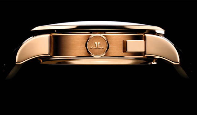  デュオメトル・クロノグラフのケースサイド。クロノグラフのスタート／ストップ／リセットの操作は、2時方向に備えられたプッシュボタンひとつのみで行う。たった1つのボタンで、計5本の計測針を制御するのだ。