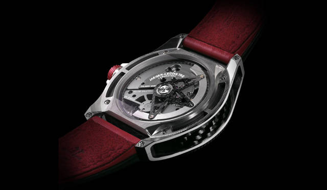  マスター・コンプレッサー・エクストリーム・ラボの完全自社開発「Cal.988C」。メンテナンスフリーのためもっとも摩擦の多いアンクルのツメ石に人工ブラックダイヤモンド、ガンギ車にシリコン素材、歯車の軸受けにはイージウム、自動巻きローターのアーム部分に軽量カーボンファイバー、トゥールビヨンのキャリッジに加工難度の高いマグネシウムなど、さまざまな新種マテリアルを採用。これらすべてを自社内ラボで開発・製造。