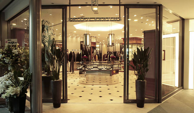 QUAI DE VALMY取扱店<br>◆ユナイテッドアローズ 原宿本店 メンズ館 TEL.03-3479-8180　◆ユナイテッドアローズ 六本木 メンズストア（写真） TEL.03-5772-5501　◆ユナイテッドアローズ 銀座店 TEL.03-3562-7798　◆ユナイテッドアローズ 心斎橋 御堂筋店 TEL.06-6484-2032　◆ユナイテッドアローズ 福岡店 TEL.092-716-3322