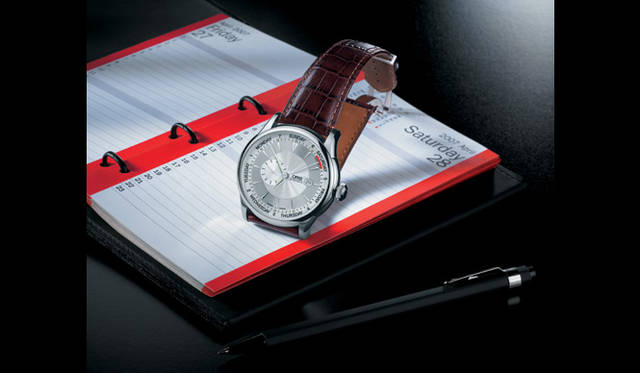 <b>ORIS｜オリス</b>　アートリエ ポインター デイは、センターのポインター針で外周の曜日を指示する。すべての曜日が目視できるため、１週間のスケジュールを立てる際に重宝する。