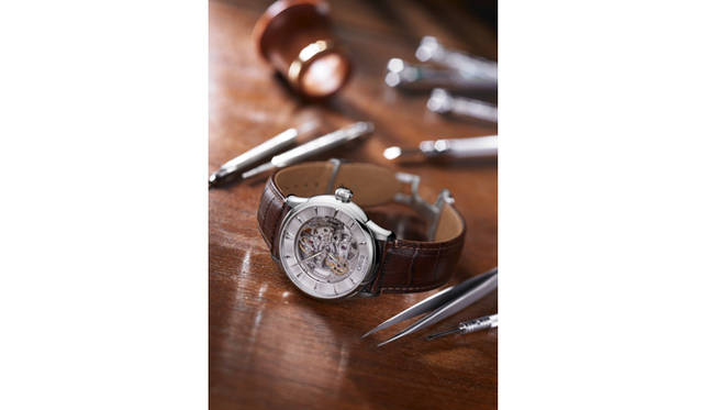 <b>ORIS｜オリス</b>　文字盤のセンター部分をくり抜くことで、美しくスケルトンナイズされた機械構造を見せてくれるオリス／アートリエ スケルトン エンジン。メカ好きにとっては、この上ない魅力を放つモデルである。