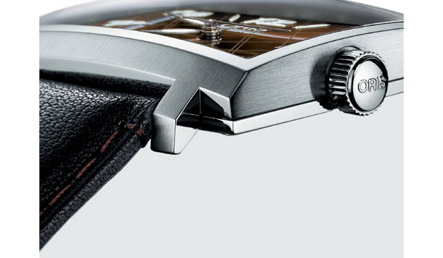 <b>ORIS｜オリス</b>　“ディジー・ガレスピー”限定モデル。スクエアを強調したスマートなケースフォルムに、丸みを帯びた優雅なサファイアクリスタル風防を採用。クラシカルとモダンが絶妙に組み合わされている。