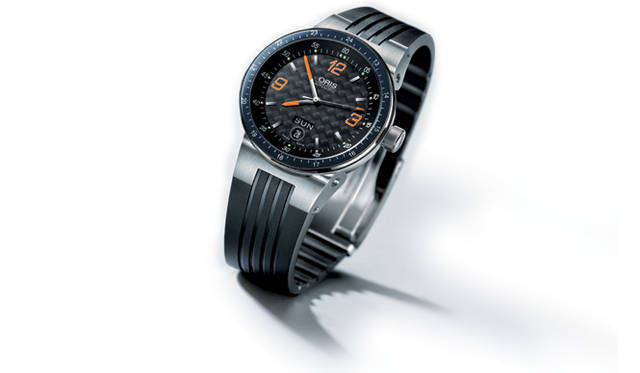 <b>ORIS｜オリス</b>　オリスがスポンサードしたF1ウィリアムズチームとのコラボレーションモデル「ウイリアムズ デイ デイト」の2007年作。カラーリングされた12、3、9のインデックスや、タイヤのグリッドパターンを模したラバーベルトがスポーティ感を強調。6時位置にまとめられた日付＆曜日表示が実用性も加味している。　