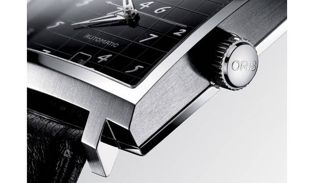 <b>ORIS｜オリス</b>　“レオンハルト・オイラー”限定モデル。スクエアを基調としたケースフォルムが、文字盤のアカデミックな雰囲気に似合う。