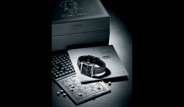 <b>ORIS｜オリス</b>　“レオンハルト・オイラー”限定モデルは、オイラーが考案したラテン方陣をもとに開発されたゲーム「スウドク」をモチーフにしている。同モデルには、このゲームも特典として同梱されている。
