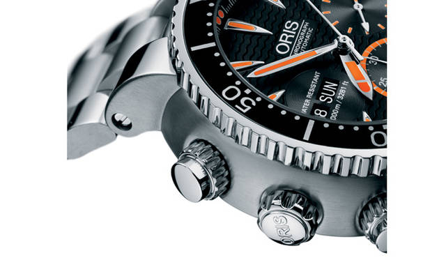 <b>ORIS｜オリス</b>　カルロス・コステ クロノグラフ。装着性と操作性を考慮して、プッシュボタン＆リューズは９時位置に配置。　