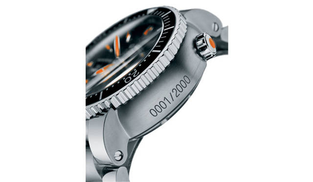 <b>ORIS｜オリス</b>　カルロス・コステ クロノグラフ。2時位置には飽和潜水用のガス抜きバルブを搭載。その下には、限定モデルの特典としてシリアルナンバーを刻印。