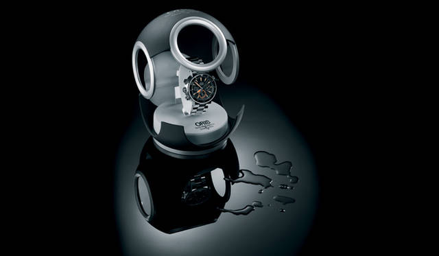 <b>ORIS｜オリス</b>　フリーダイビングの世界記録保持者「カルロス・コステ」をイメージして開発されたモデルなだけに、専用ボックスもダイバーのヘルメットをモチーフにした、ユニークな作りである。