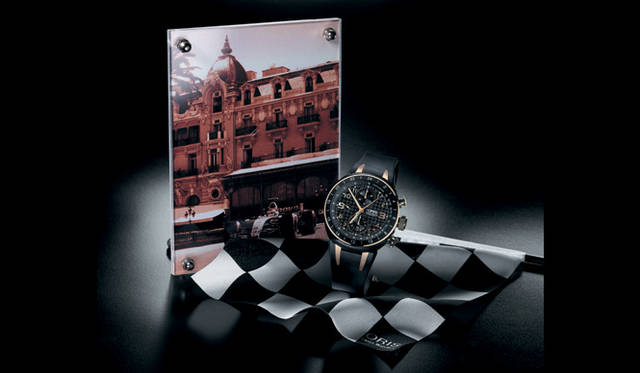 <b>ORIS｜オリス</b>　チタン＆ローズゴールドケースを採用したオリス／TT3 クロノグラフの限定バージョン。スポーツカーのスタイルを取り入れた流麗なケースフォルムに、カーボンファイバーの文字盤がよく似合う。赤味を帯びたローズゴールドの色合いが、エレガントな雰囲気も漂わす。