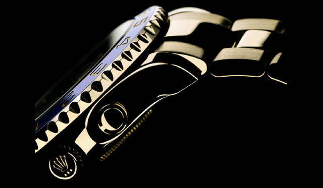 　オイスター パーペチュアル ヨットマスターⅡ。ブルーのセラミック製回転ベゼルを装備する18KYGモデル。ベゼルを回転させた後、リセットプッシュボタンを押し込むことで、カウントダウン機能のプログラム操作が可能になる。あとはリューズ操作により、10〜0分間までの任意の分数に針を設定することができる。