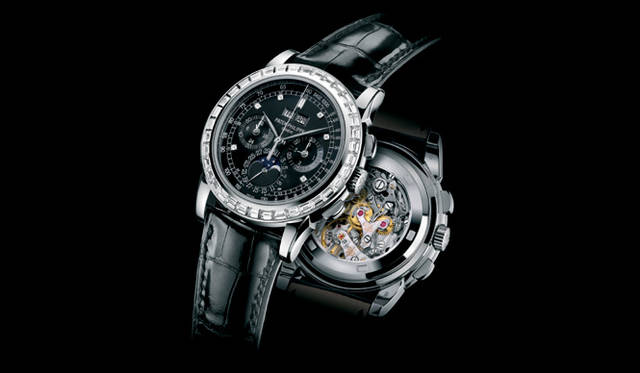 <strong>PATEK　PHILIPPE｜パテック フィリップ</strong>　永久カレンダー付クロノグラフ 5971。手巻きクロノに、永久カレンダーを組み込んだ「グランドコンプリケーション」から。シースルーバックからはコラムホイールで制御される伝統的なクロノグラフのメカニズムが見わたせる。