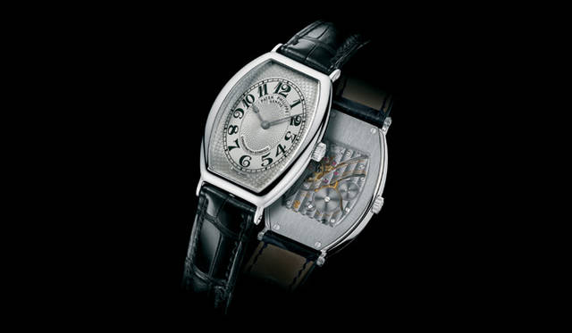 <strong>PATEK　PHILIPPE｜パテック フィリップ</strong>　1925年に創作されたミュージアムピースに着想を得て、リメイクされたパテック フィリップ／クロノメトロ・ゴンドーロ 5098。サファイアクリスタルのシースルーバックからは、新規自社開発された「Cal.25-21REC」が見られる。