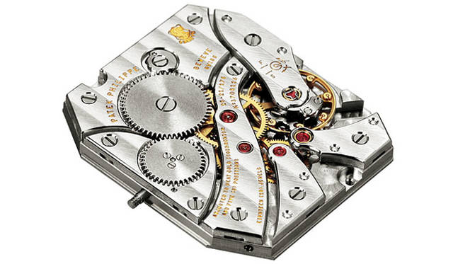 <strong>PATEK　PHILIPPE｜パテック フィリップ</strong>　新規設計でありながら、伝統的なスイスメイドを踏襲する古典的な角型ムーブメント「Cal.25-21REC」。分割された受け板が美しく、その上にはコート・ド・ジュネーブ装飾が丁寧に施されている。テンプには高精度仕様のジャイロマックステンプを採用。高品位の証である「ジュネーブ・シール」が刻印されている。