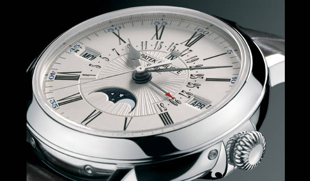 <strong>PATEK　PHILIPPE｜パテック フィリップ</strong>　永久カレンダー 5159。レトログラード式日付表示を搭載したパテックを代表する永久カレンダーモデル。2007年にリニューアルされ径を2mm拡大し直径38mmサイズに。ケースのわずかな拡大にともない文字盤も完全にリデザインされた。中央には放射線状のストライプを持つ、ソレイユ・ギョーシェ装飾が施された。