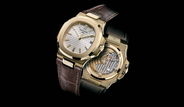 <strong>PATEK　PHILIPPE｜パテック フィリップ</strong>　ノーチラス 5711。新生ノーチラスは、シースルーバックを採用。12気圧防水を備えるスポーティモデルにふさわしく、センタローター式の自動巻きムーブメントを搭載している。