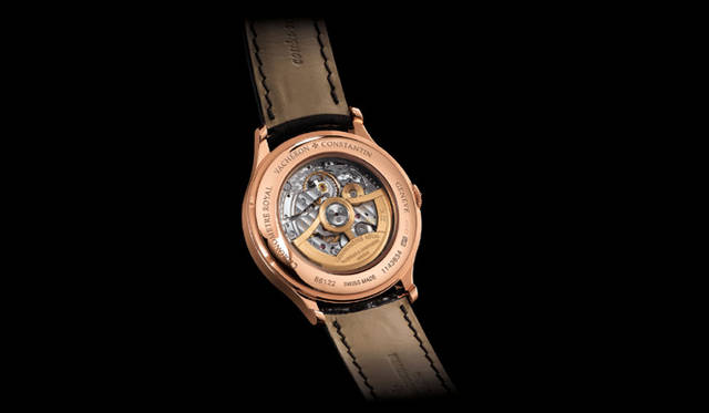  クロノメーター・ロワイヤル 1907。シースルーバックから「Cal.2460SCC」が見られる。巻き上げ効率を高めるスケルトンナイズされた22Kローターを装備、軸受けにはボールベアリングを採用。