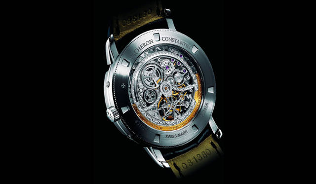  パトリモニー・トラディショナル・スケルトン・パーペチュアル・カレンダー。閏年まで判別する永久カレンダーを搭載した「Cal.1120QPSQ」。幾枚もの歯車やカムで制御される複雑な機構をスケルトンナイズすることでユーザーに見せてくれる。写真はシースルーバックからのぞくムーブメントの様子で美しい装飾が施されているのがわかる。