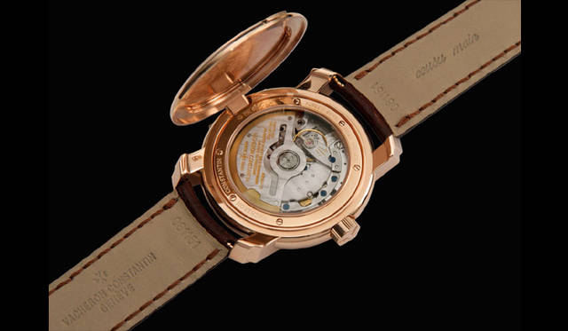  マルタ・レトログラード・パーペチュアル・カレンダー。ヒンジ付きの保護カバーを外すと、サファイアクリスタルのシールド越しに「Cal.1126QPR」が見られる。永久カレンダー・モジュールや、自動巻き機構を装備しながら、厚さ5.05mmの薄型に仕上げられている。