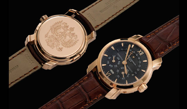  マルタ・レトログラード・パーペチュアル・カレンダーはロシア人コレクターに向けた、モスクワ店限定モデル（生産数5本）である。ヒンジ付きの保護カバーには中央に馬に乗った兵士、その外側にロシア皇帝の紋章である“双頭の鷲”が刻印されている。