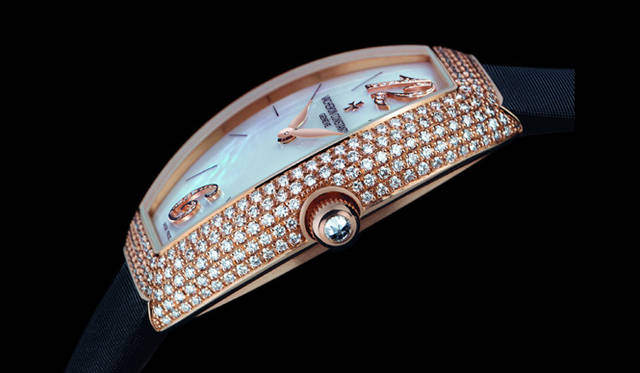  エジェリー・パヴェ。ブリリアントカットされたパヴェダイヤを、熟達した職人の手作業によってセッティング。ケースにあしらわれたダイヤモンドは、311粒（約2.05カラット）に及ぶ。