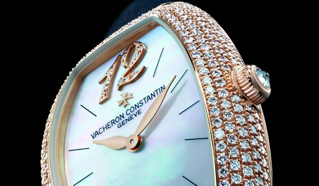  エジェリー・パヴェ。マザーブパールのダイヤルに、ゴールド素材のアプライドインデックスを採用。インデックスにも、約0.013カラットのパヴェダイヤがセッティングされている。