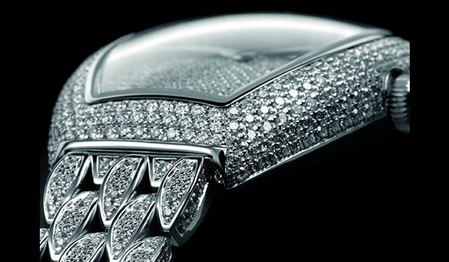  エジェリー・パヴェ。20世紀初頭、アールデコ全盛期の時代に発表されたトノー型ウォッチをルーツに持つレディスモデル「エジェリー」。2007年には、全身にパヴェダイヤをセッティングした、豪奢なジュエリーモデルが登場した。