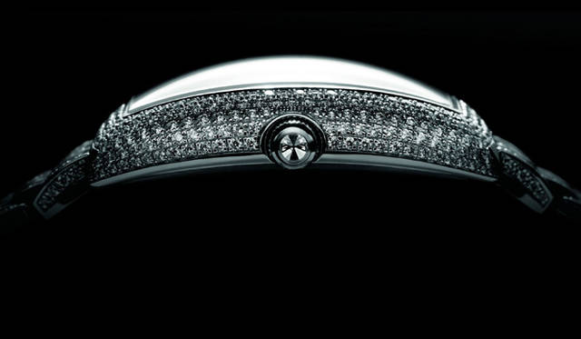  エジェリー・パヴェ。約6.3カラットにも及ぶダイヤモンドを、ダイヤル（359粒）、ケース（311粒）、ブレス（658粒）にセッティング。