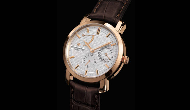  マルタ・パワーリザーブ・デイト。精緻なギョーシェ装飾を施した文字盤に、デイト表示（３時位置）、スモールセコンド（6時位置）、パワーリザーブ表示（10時から11時位置）を装備。