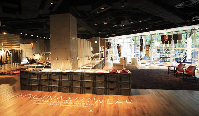 表参道からの陽光がふりそそぐ店内