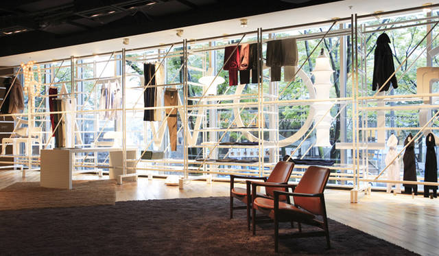 外から見られるウインドウに用いられているパイプ什器もイタリアから