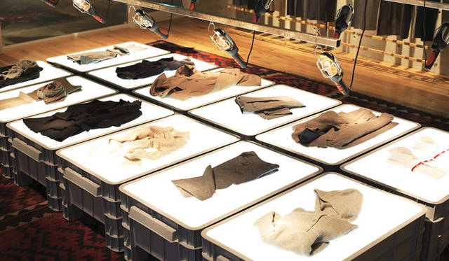 バックライトでニットやアウターが美しく浮かび上がる