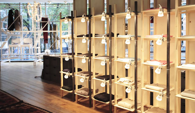 「ZANONE」の美しいニットが整然と並ぶ